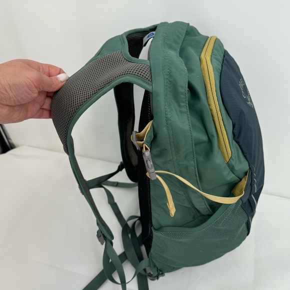 Osprey Daylight Duffle Hiking Backpack Green Unisex - Picture 4 of 13